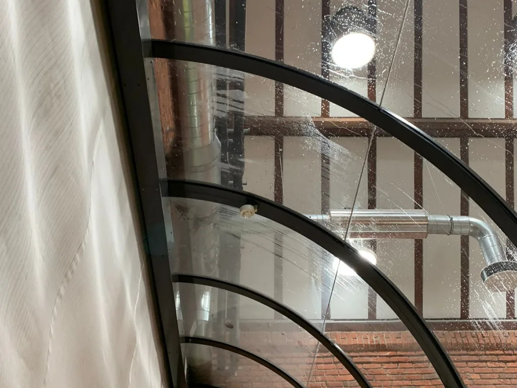 Professionele glasbewassing op hoogte door Padrino's Bedrijfsdiensten