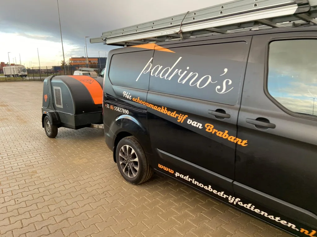 Padrino's Bedrijfsdiensten bedrijfsvoertuig voor professionele schoonmaak